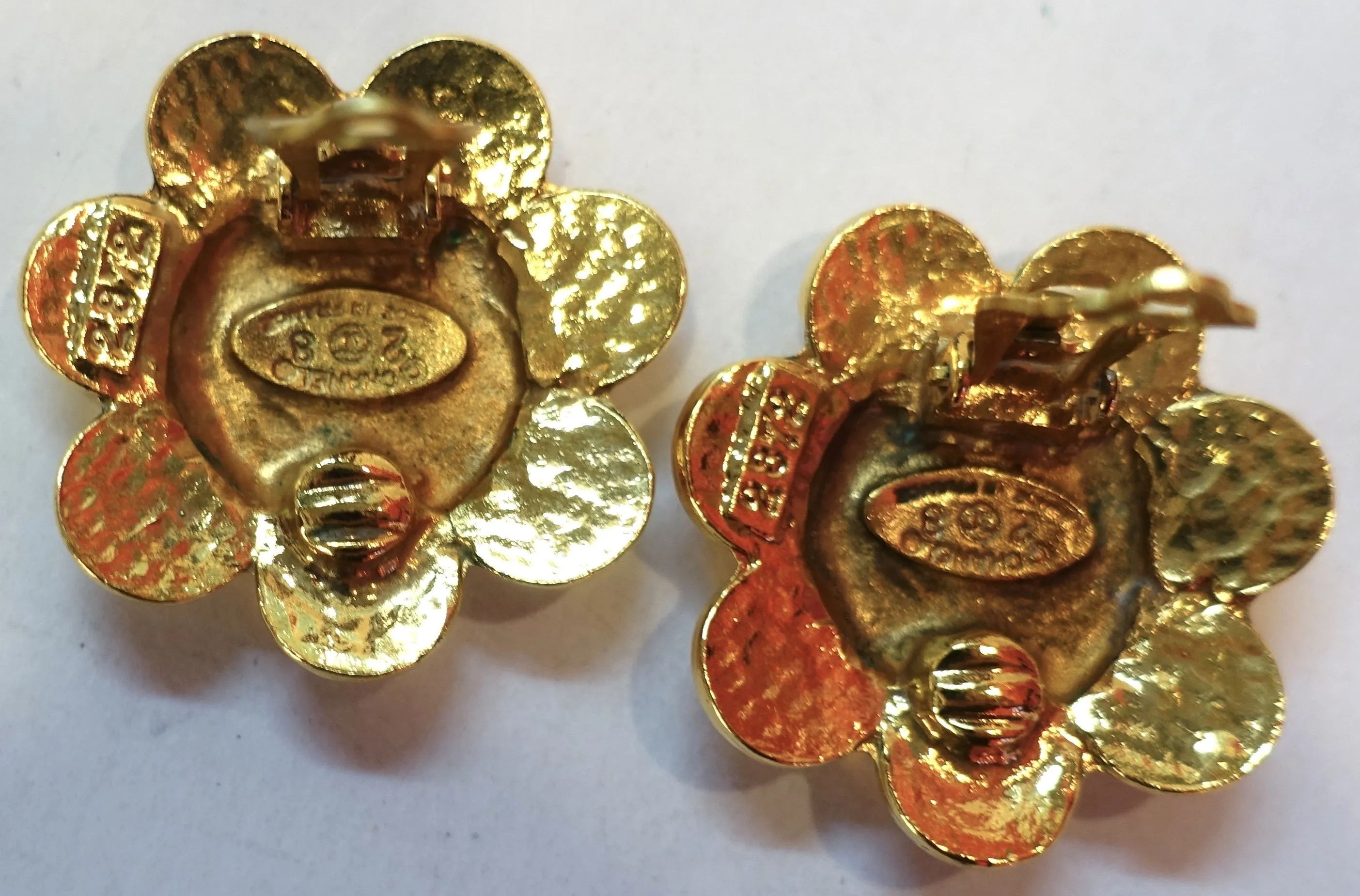 1989 Collection 28 Rare Vintage Chanel Flower Gold Metal CC Logo Clip On Earrings