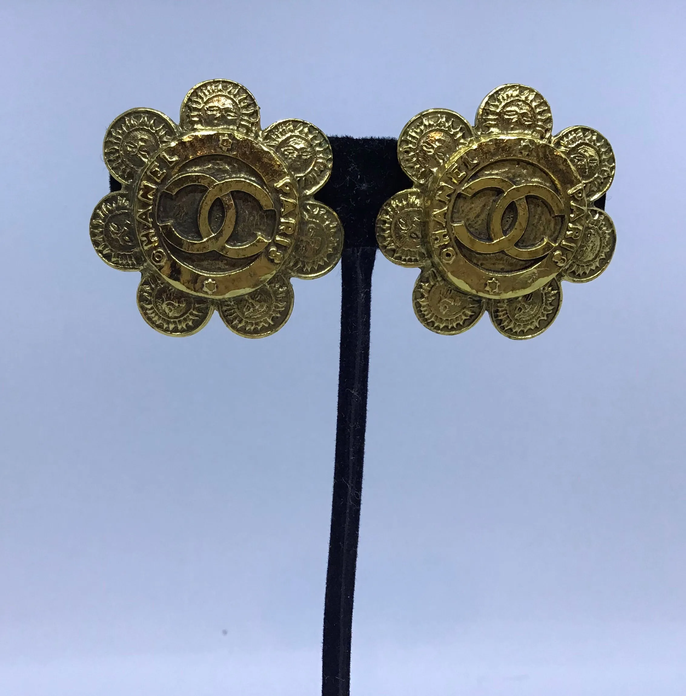 1989 Collection 28 Rare Vintage Chanel Flower Gold Metal CC Logo Clip On Earrings