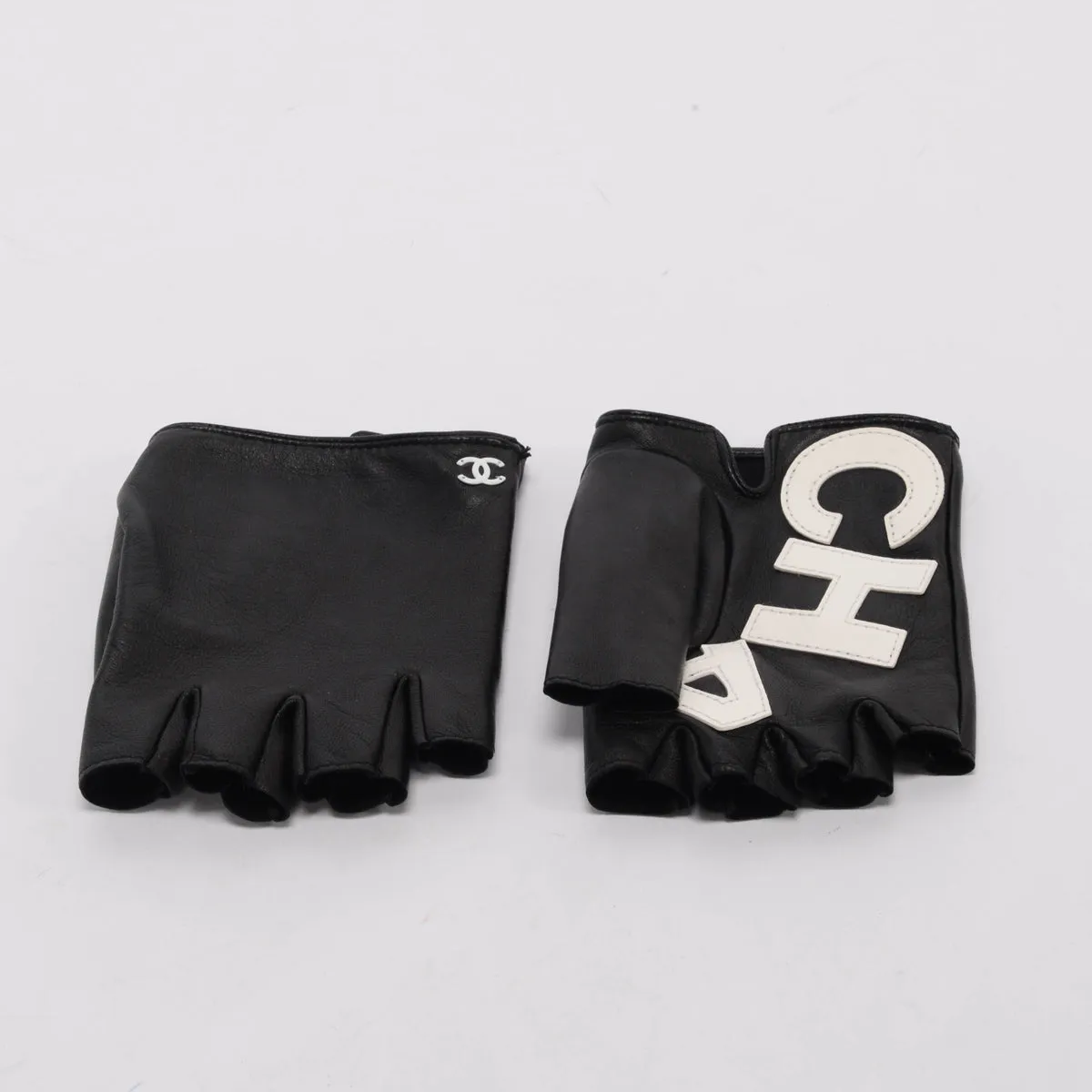 Chanel Black Lambskin Fingerless Gloves for Women - Elegant Couture Accessories