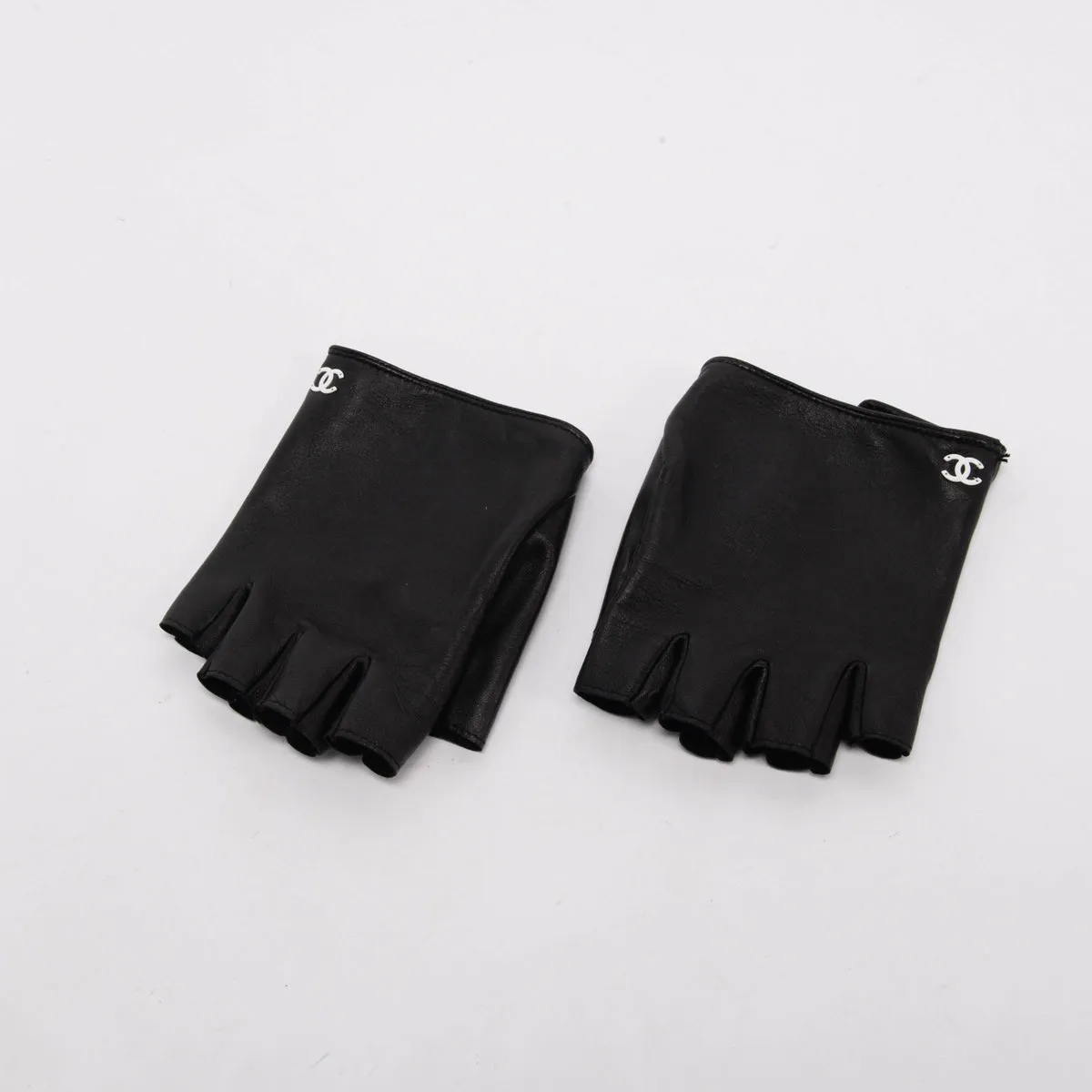 Chanel Black Lambskin Fingerless Gloves for Women - Elegant Couture Accessories