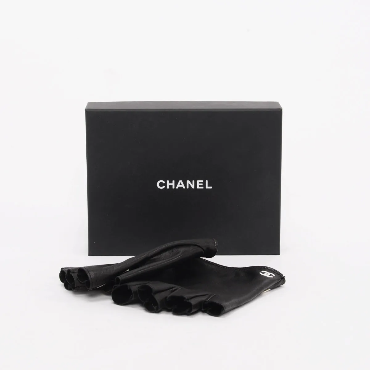 Chanel Black Lambskin Fingerless Gloves for Women - Elegant Couture Accessories