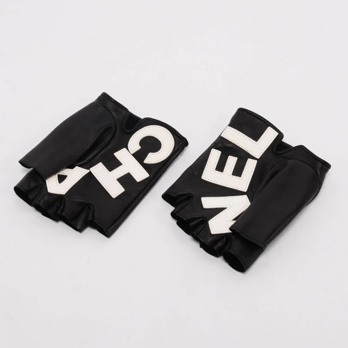 Chanel Black Lambskin Fingerless Gloves for Women - Elegant Couture Accessories