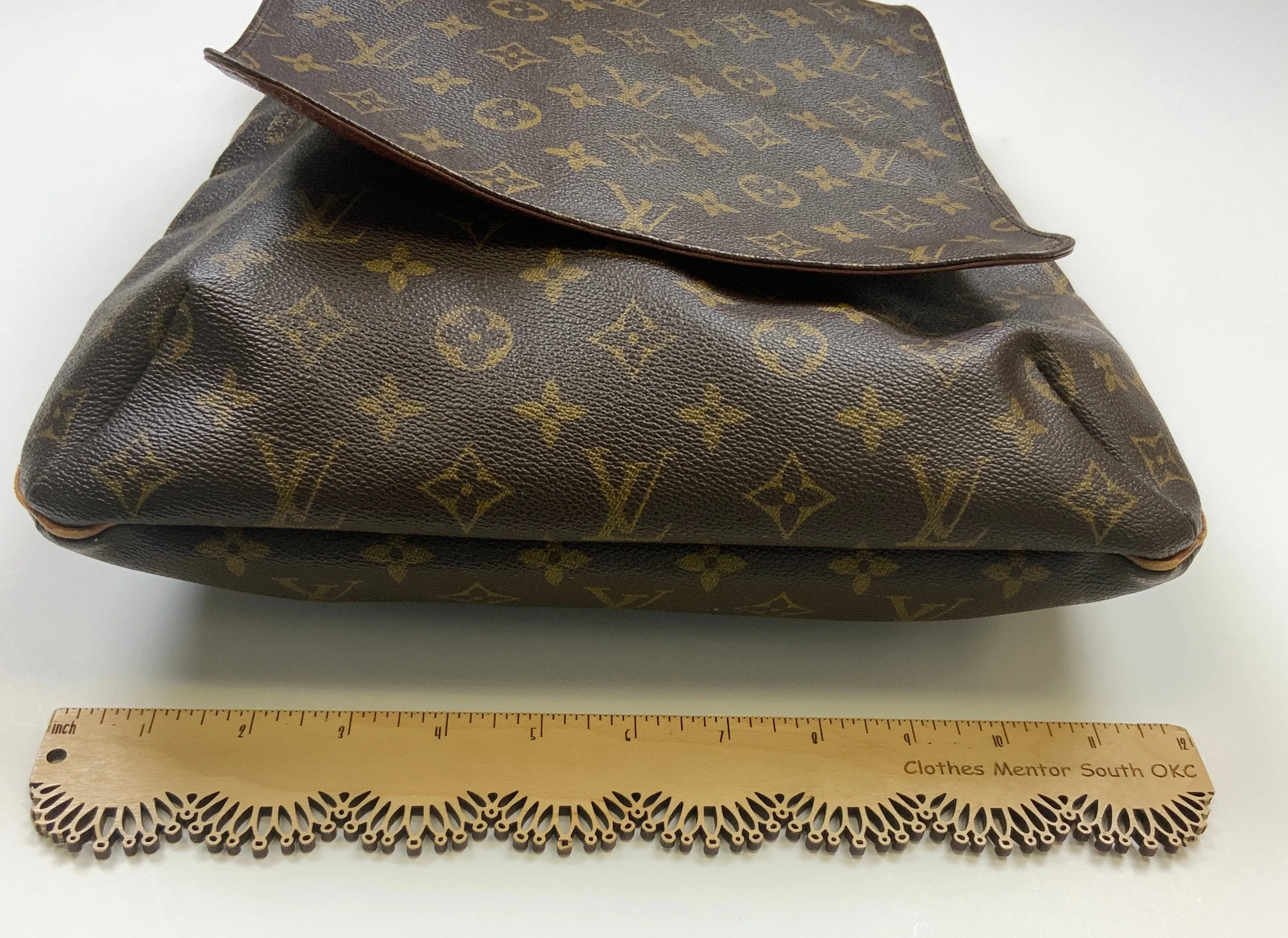 Crossbody Designer By Louis Vuitton  Size: Large